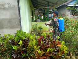 Satgas Pamtas Yonif 642/Kapuas Semprotkan Disinfektan Cegah Covid-19