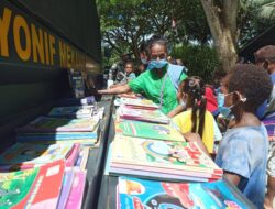 Truk Disulap Jadi Perpustakaan Bergerak Yonif MR 413 Kostrad Cerdaskan Anak Perbatasan RI-PNG