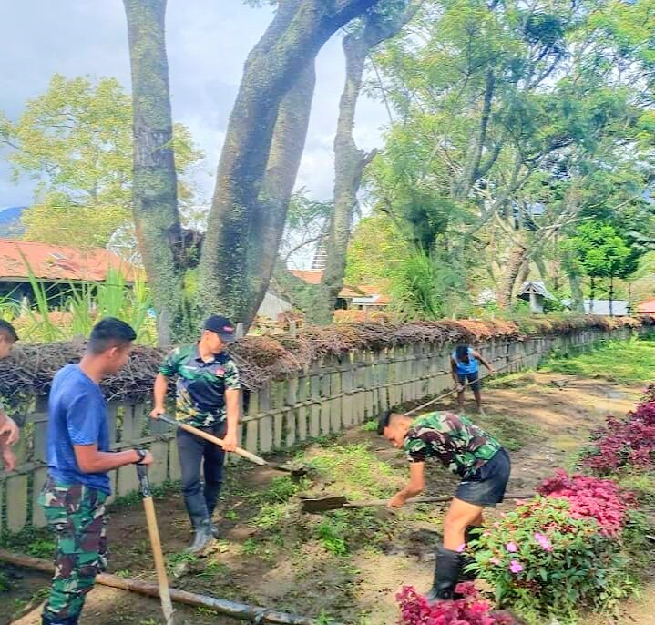 Satgas Yonif 142/KJ Bersihkan Jalan dan Fasilitas Umum di Bolakme