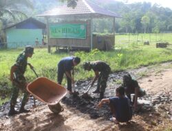 Prajurit TNI Yonif 645 Karya Bakti di Ponpes Quran Hadist Al-Hikam Sambas