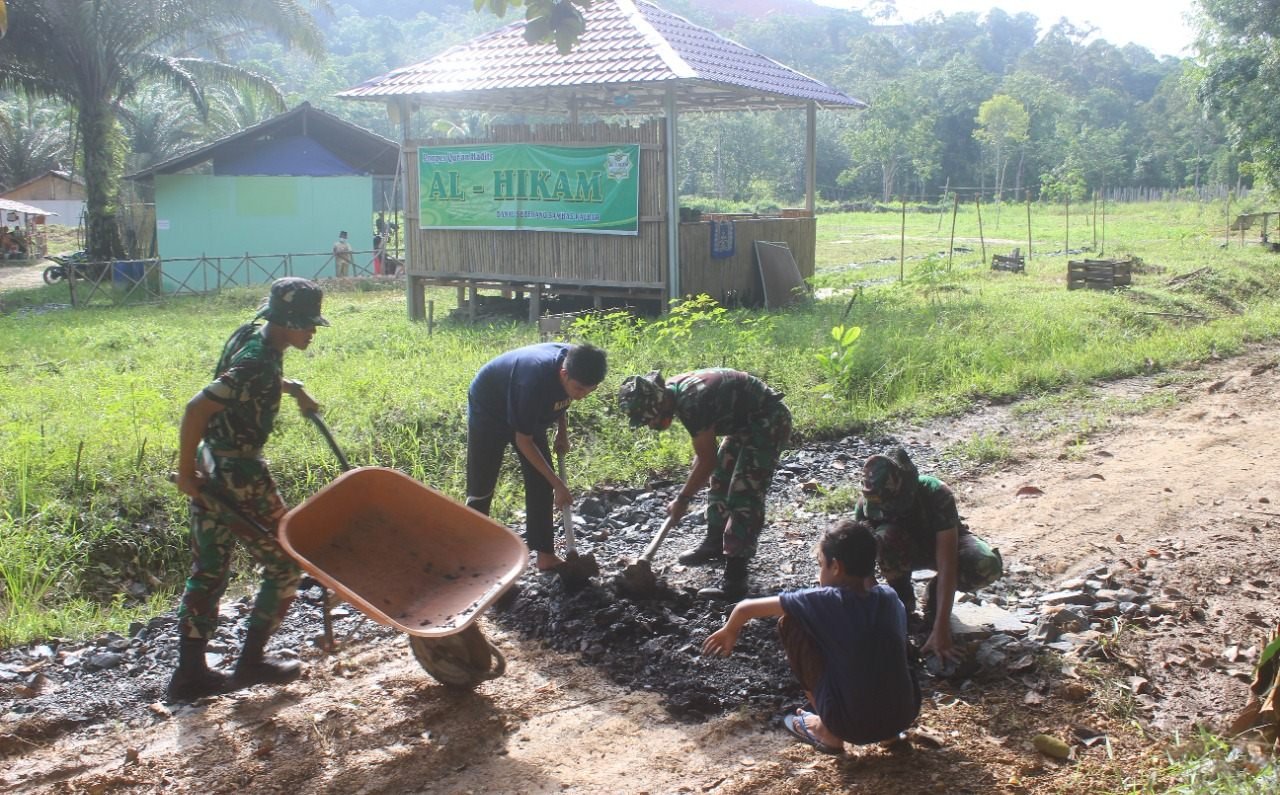 Prajurit TNI Yonif 645 Karya Bakti di Ponpes Quran Hadist Al-Hikam Sambas