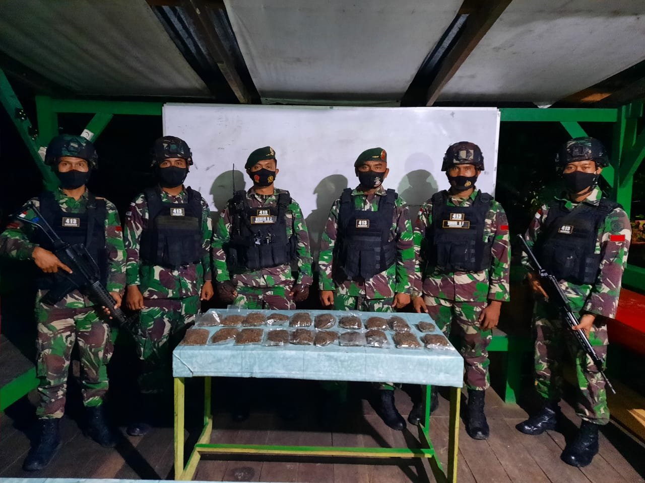 TNI Yonif 413 Kostrad Amankan Puluhan Paket Ganja Kering di Perbatasan RI-PNG