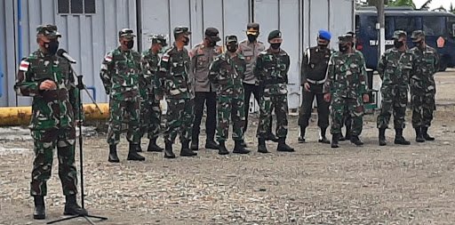 Danrem 174 Merauke Pimpin Apel Gabungan Pengamanan Kunjungan Panglima TNI dan Kapolri di Timika