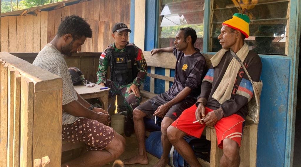 Yonif 143/TWEJ Gencar Komsos di Pedalaman Papua