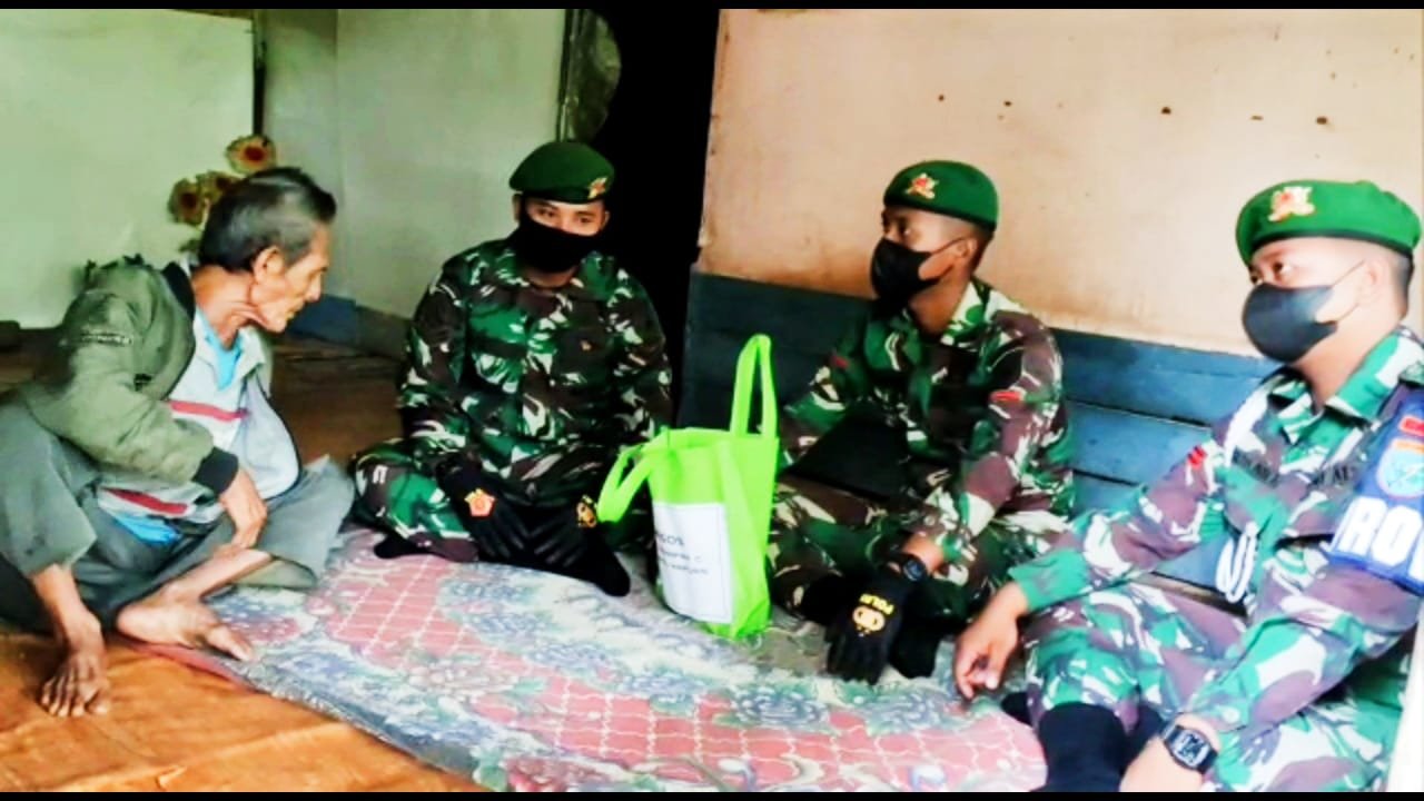 Yonif 642/Kapuas Peduli Masyarakat Kurang Mampu Lewat Bakti Sosial