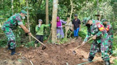 Anggota Koramil 0102/Cadasari Bersama Warga Adakan Karya Bakti