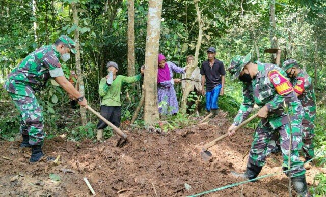 Anggota Koramil 0102/Cadasari Bersama Warga Adakan Karya Bakti