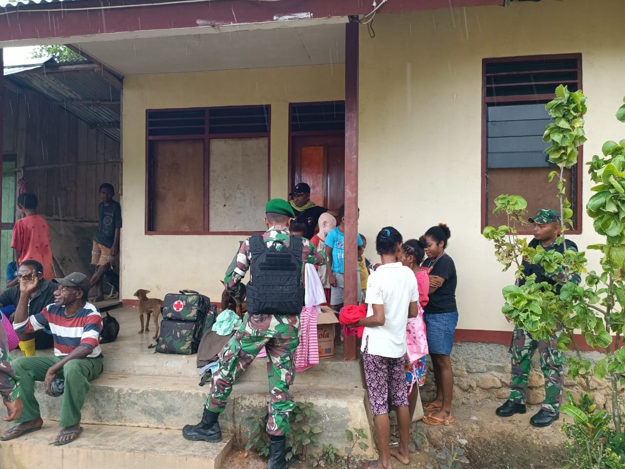 Satgas Yonif 126/KC Bagikan Pakaian Layak Pakai untuk Warga Perbatasan