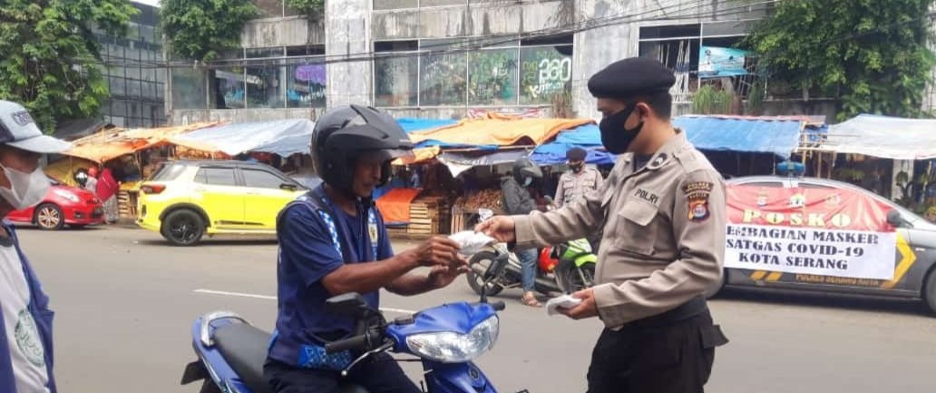 Kapolres Serang Kota Intensifkan Patroli Sambil Bagikan Masker
