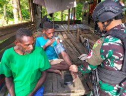 Nakes Satgas Yonif Raider 142/KJ Datangi Rumah Warga untuk Dengar Keluhan