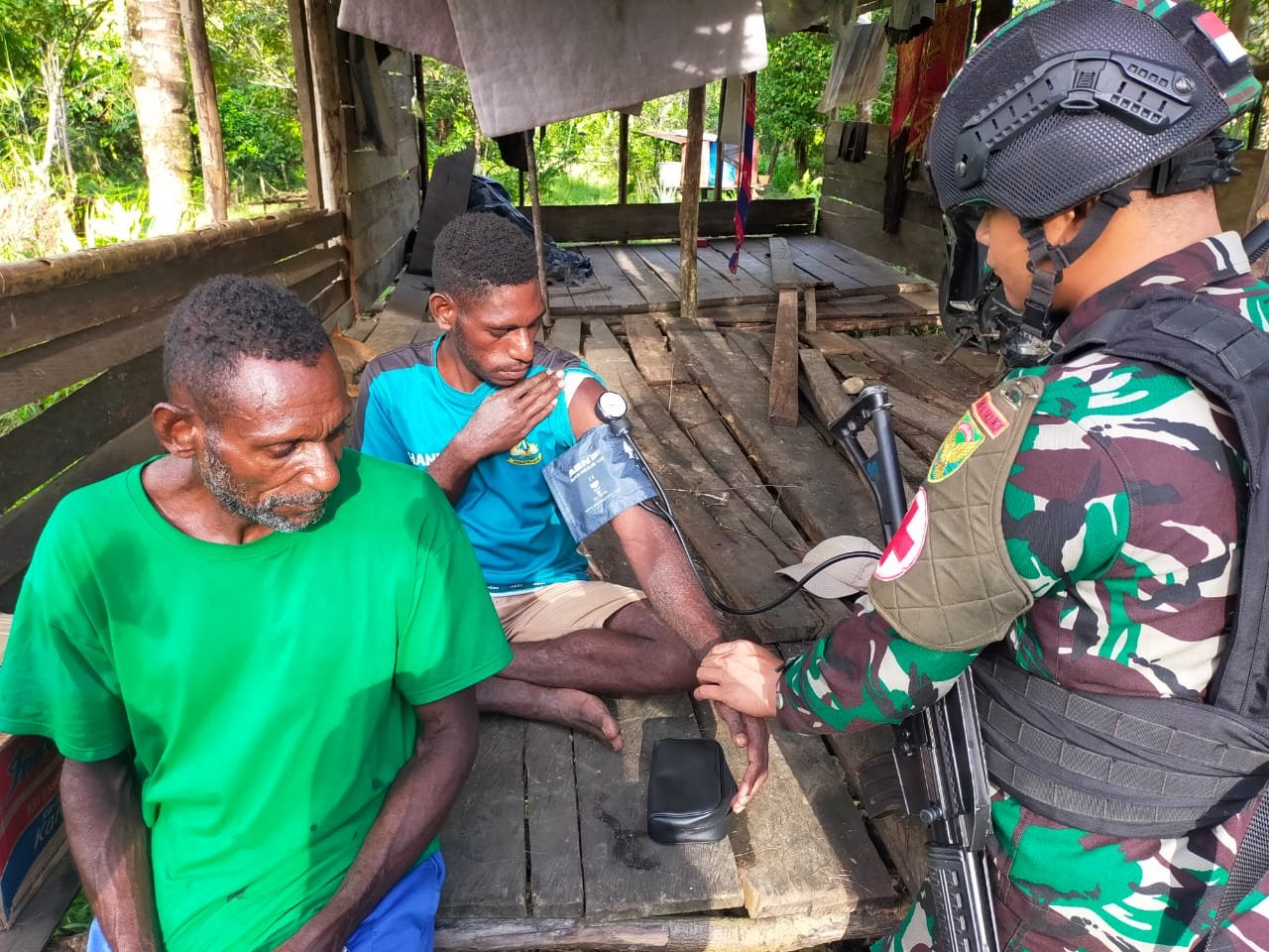 Nakes Satgas Yonif Raider 142/KJ Datangi Rumah Warga untuk Dengar Keluhan