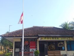 Polsek Jiput Kibarkan Bendera Setengah Tiang untuk Para Pahlawan Revolusi