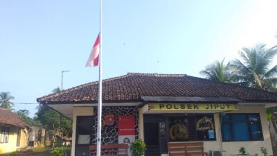 Polsek Jiput Kibarkan Bendera Setengah Tiang untuk Para Pahlawan Revolusi