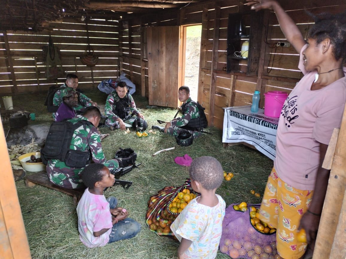 Satgas YR 142/KJ Komsos ke Rumah Warga, Dengarkan Keluh Kesah