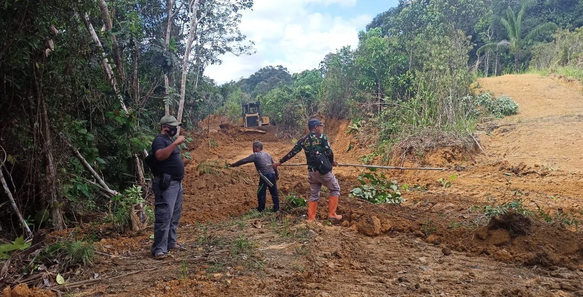 Dandim Sambas Kerahkan Alat Berat Kodim Putussibau Percepat TMMD Ke-110