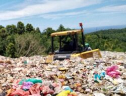Sampah Busuk Meluber di Jalan TPA Cihara Dibiarkan Bertumpuk