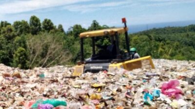 Sampah Busuk Meluber di Jalan TPA Cihara Dibiarkan Bertumpuk