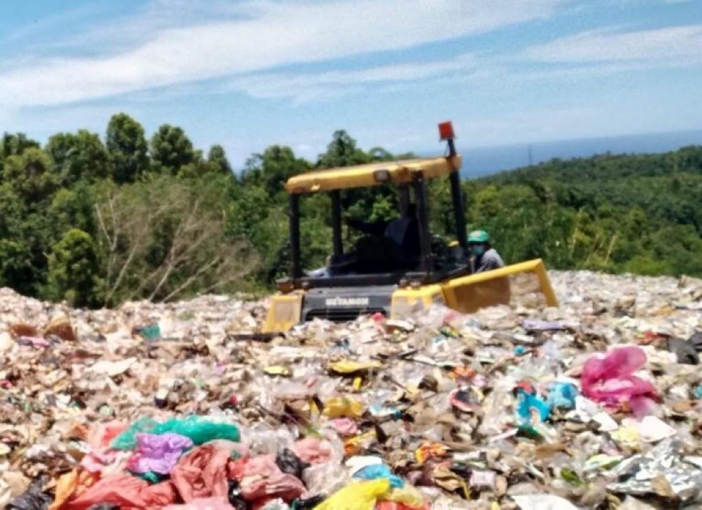 Sampah Busuk Meluber di Jalan TPA Cihara Dibiarkan Bertumpuk