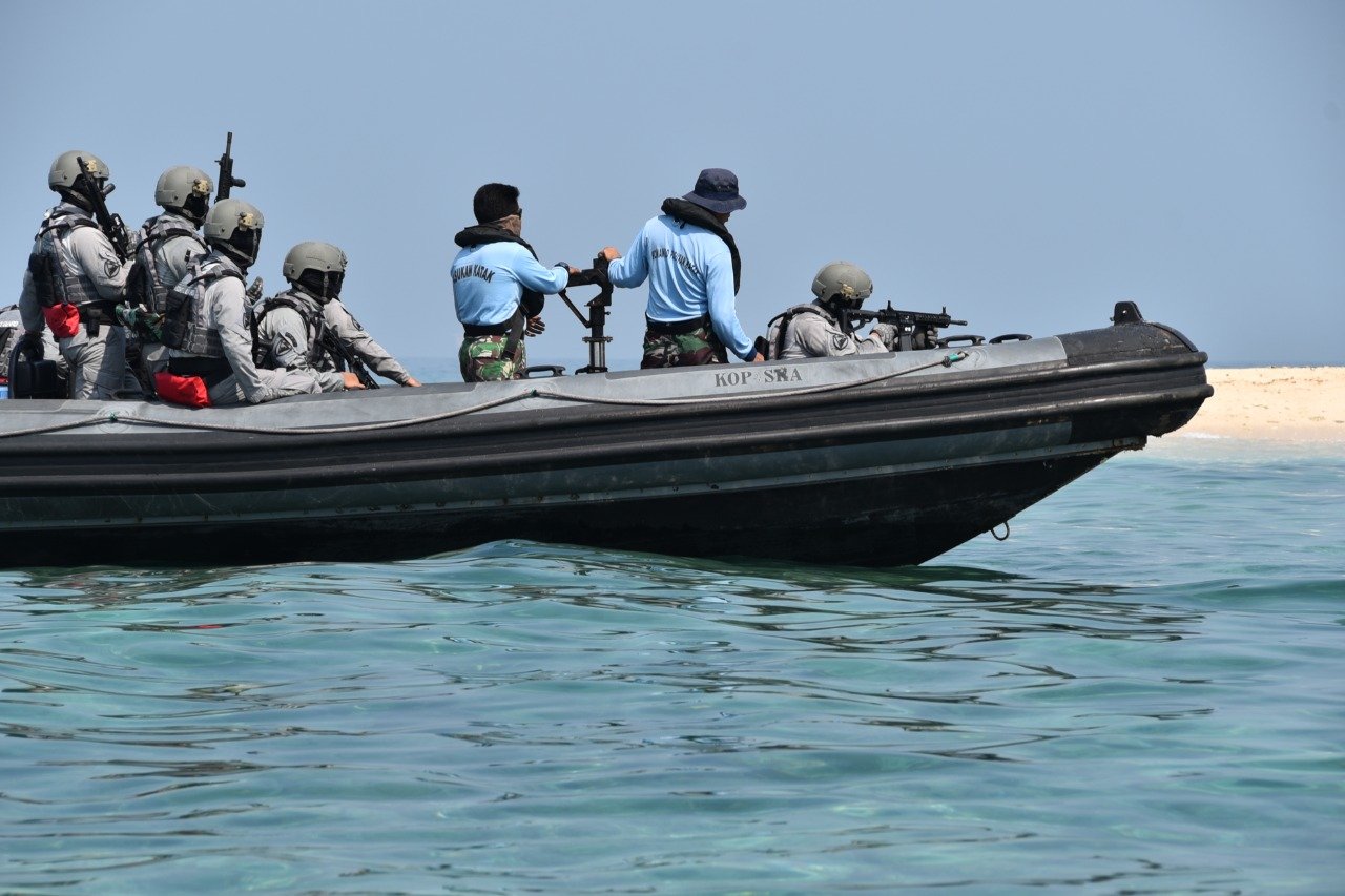 Elit Bakamla Latih Tembak Reaksi di Atas RHIB