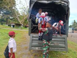 Satgas Yonif 126/KC Antar Jemput Anak Sekolah di Perbatasan