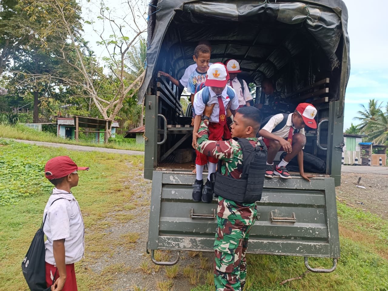 Satgas Yonif 126/KC Antar Jemput Anak Sekolah di Perbatasan