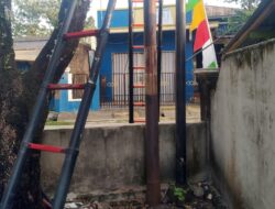 Tiang Milik PT Telkom dan XL Diduga Dipasang Tanpa Izin di Halaman Rumah