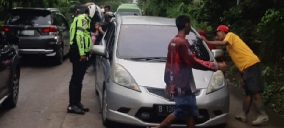 Satlantas Polres Serang Cepat Evakuasi Mobil Mogok di Kota