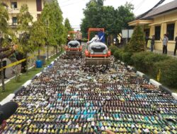 Polda Banten Amankan NATARU dengan Musnahkan 33.168 Botol Miras