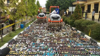 Polda Banten Amankan NATARU dengan Musnahkan 33.168 Botol Miras