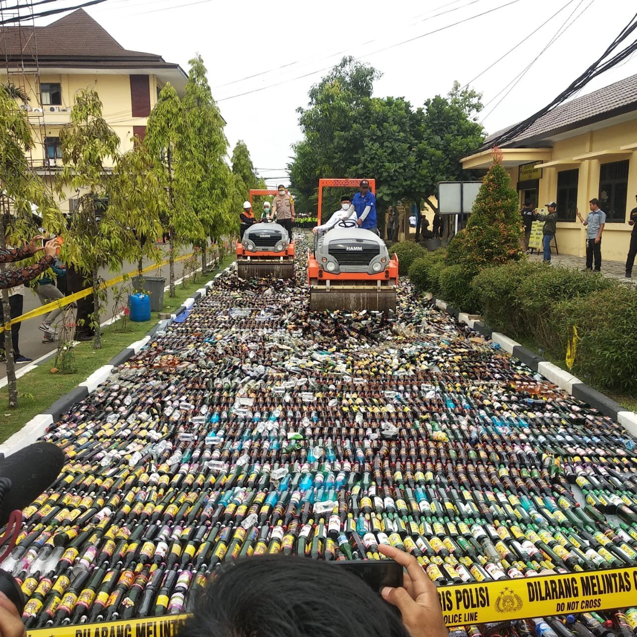 Polda Banten Amankan NATARU dengan Musnahkan 33.168 Botol Miras