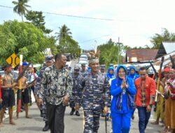 Tarian Cakalele Sambut Luar Biasa Kedatangan Danlantamal di Negeri Taniwel