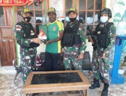 Jelang Purna Tugas, Satgas Yonif MR 413 Kostrad Beri Topi dan Plakat sebagai Cinderamata