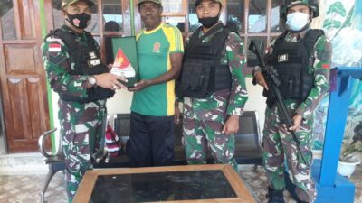 Jelang Purna Tugas, Satgas Yonif MR 413 Kostrad Beri Topi dan Plakat sebagai Cinderamata