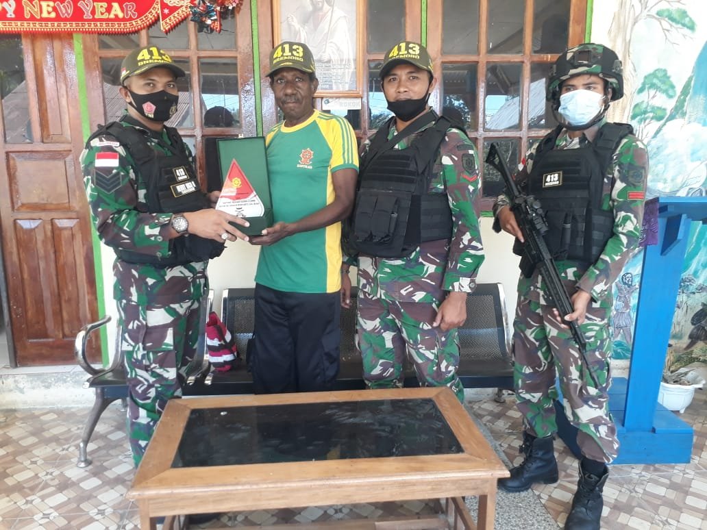 Jelang Purna Tugas, Satgas Yonif MR 413 Kostrad Beri Topi dan Plakat sebagai Cinderamata