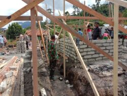 TNI-Polri Bangun Rumah Warga Pasca Teror