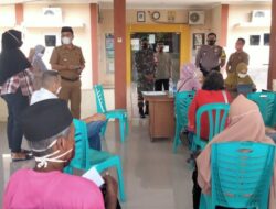 Polsek Taktakan Awasi Vaksinasi Lansia Sambil Himbau Prokes