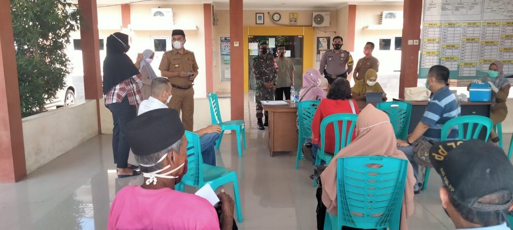 Polsek Taktakan Awasi Vaksinasi Lansia Sambil Himbau Prokes