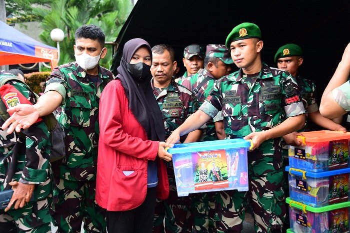 TNI Bagikan Ribuan Paket Sembako dalam Peringatan Hari Jadi ke-77