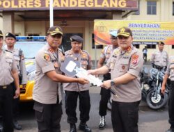 Kapolda Banten Serahkan Ranmor Dinas untuk Pelayanan di Polres Pandeglang