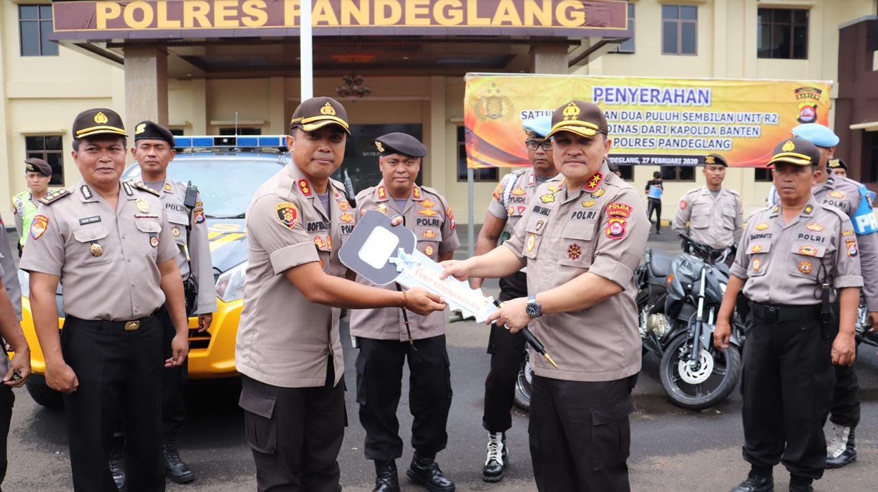 Kapolda Banten Serahkan Ranmor Dinas untuk Pelayanan di Polres Pandeglang