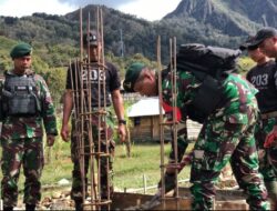 Satgas Yonif Mekanis 203/AK Letakkan Batu Pertama Monumen Kasih di Malagayneri