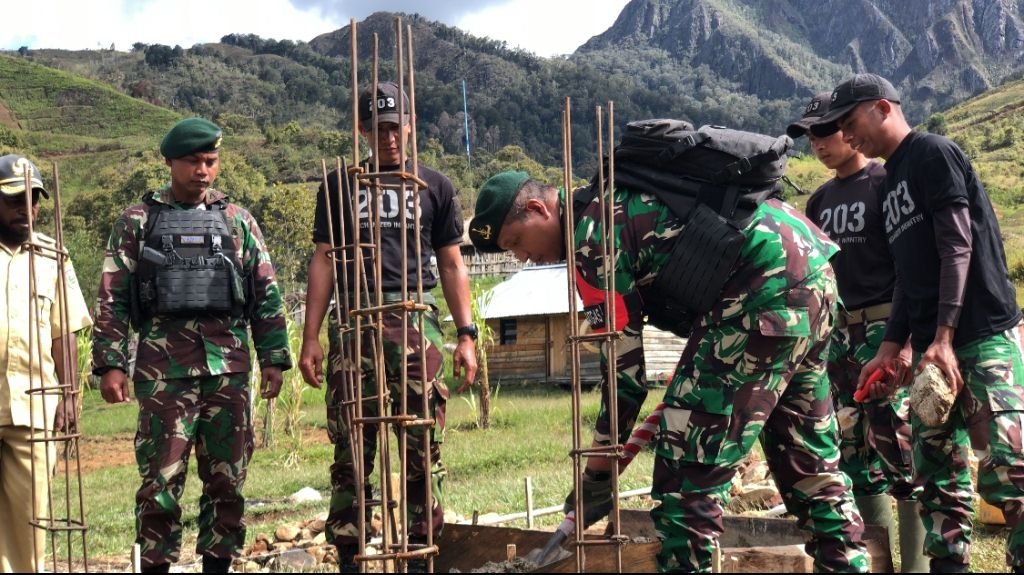 Satgas Yonif Mekanis 203/AK Letakkan Batu Pertama Monumen Kasih di Malagayneri