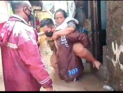Kapolsek Evakuasi Korban Banjir Digendong hingga Dorong Gerobak