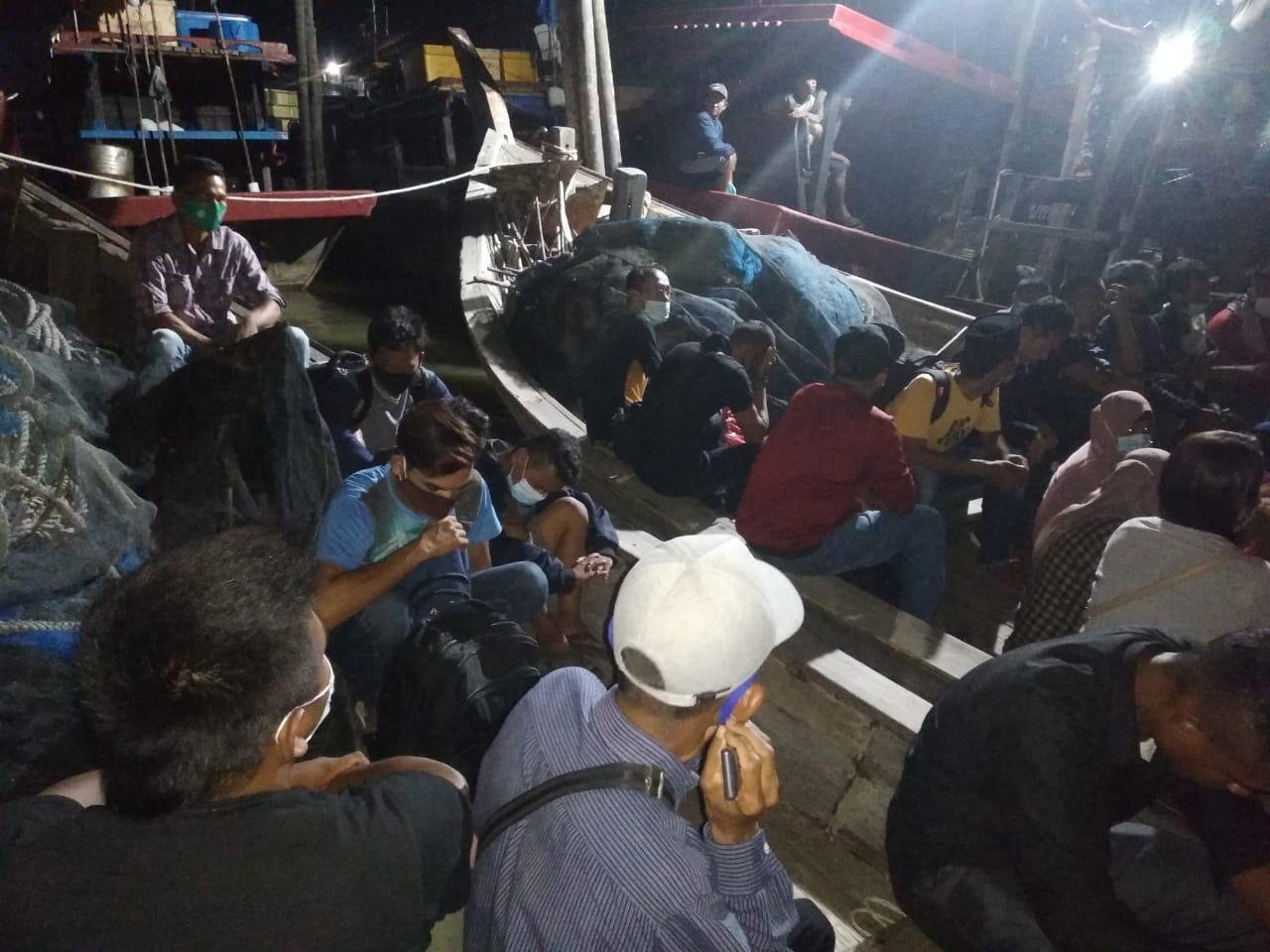 Patroli Gabungan TNI AL Gagalkan Kapal Dokumen Tak Lengkap Bawa PMI Ilegal