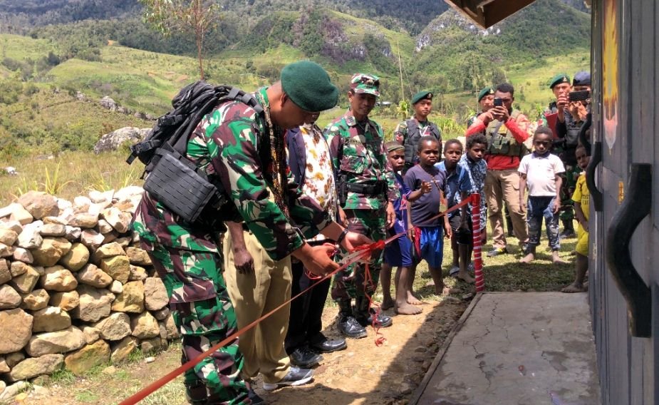 Yonif Mekanis 203/AK Resmikan MCK untuk Gereja Lowanom