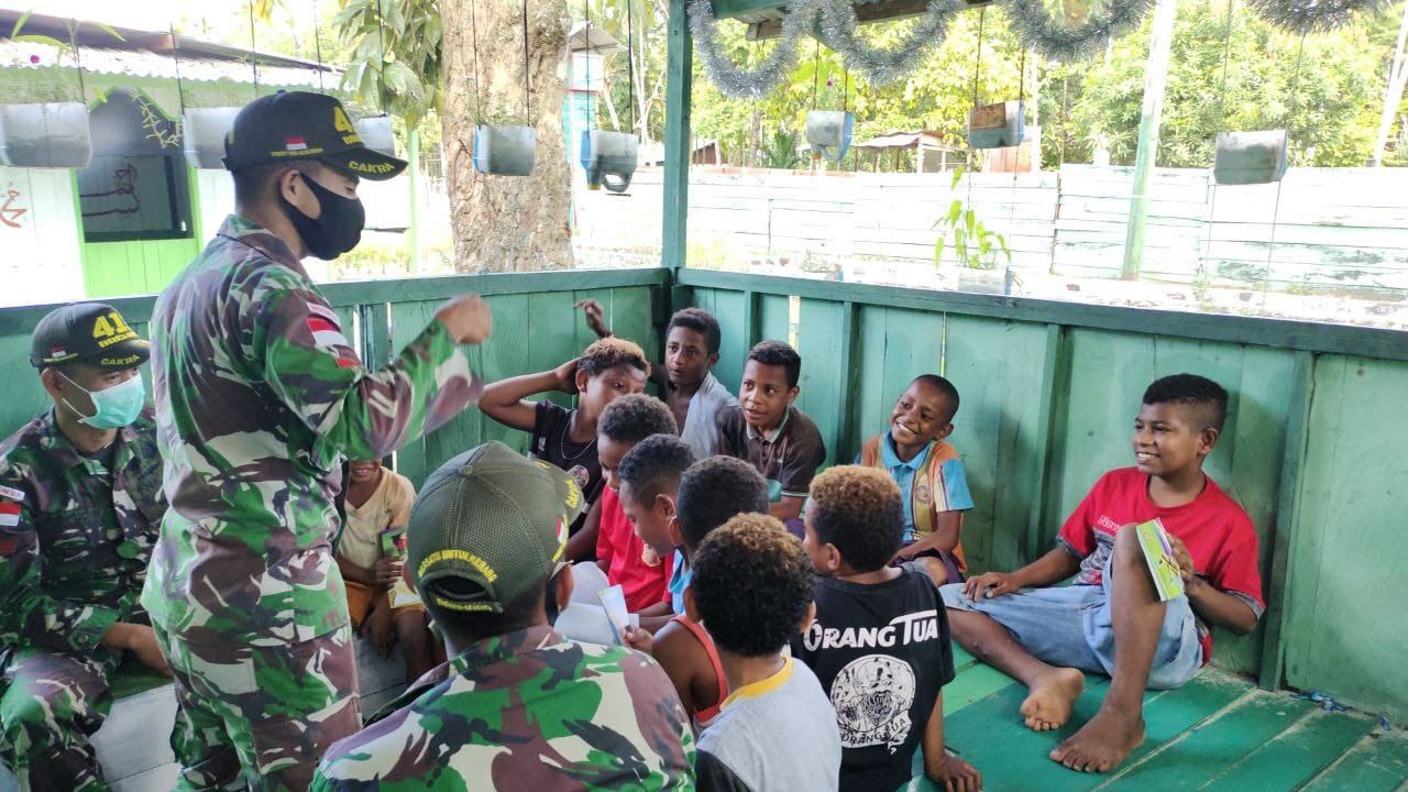 Anak Nafri Luangkan Waktu Bermain dan Belajar di Pos Satgas 413 Kostrad