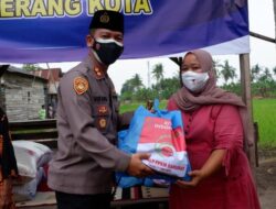 Kapolres Serang Kota Bagikan Sembako Door to Door di Jumat Barokah