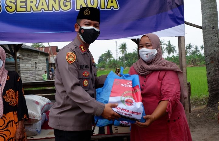 Kapolres Serang Kota Bagikan Sembako Door to Door di Jumat Barokah