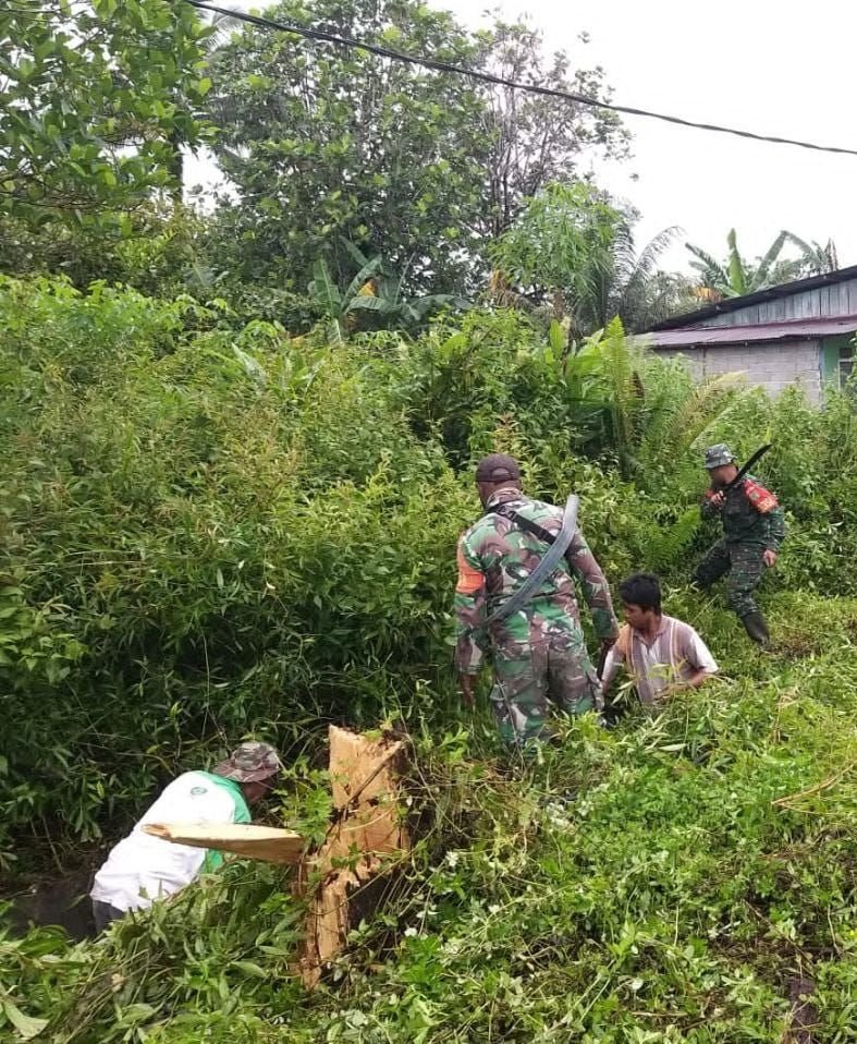 Babinsa Koramil 1710-03/Kuala Kencana Ciptakan Lingkungan Bersih Lewat Kerja Bakti