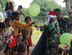 Satgas Pamtas Yonif 125/Simbisa Bagikan Bingkisan Natal dan Buku ke Anak Kampung Bupul